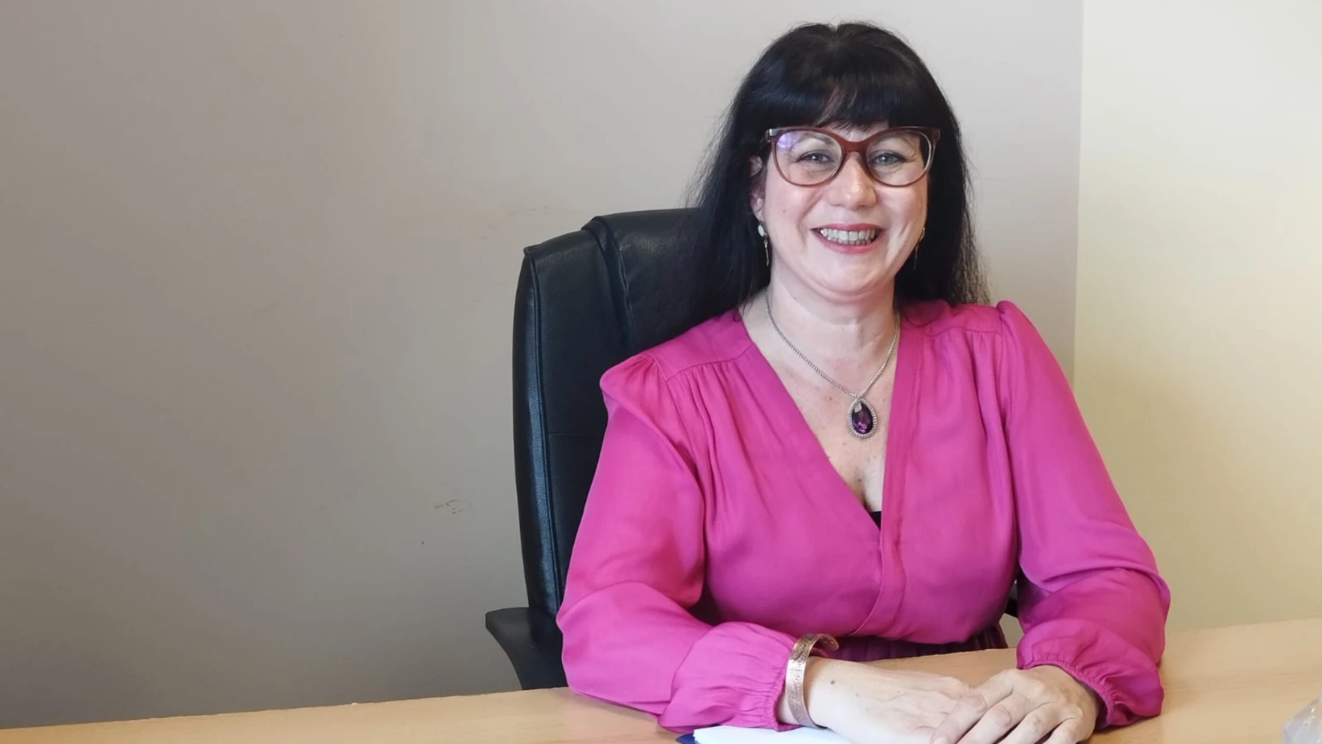 Marie-Ève MILLET à Narbonne assis à son bureau avec un air accueillant